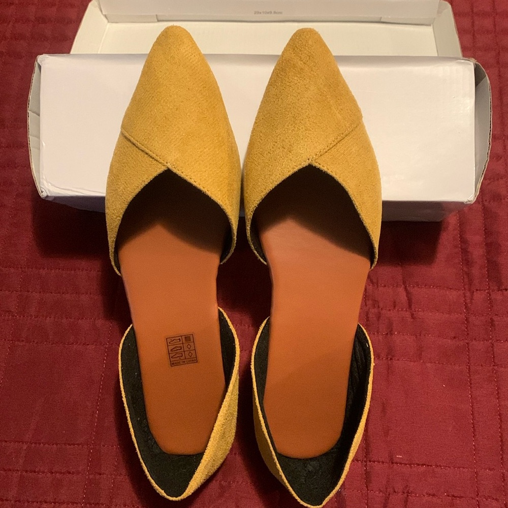 Womans size 10 (42) golden yellow, pointed toe flats NEW
